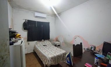 Casa de dos dormitorios más local comercial.