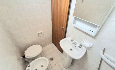 Venta, casa al frente a metros de Av. General Paz.