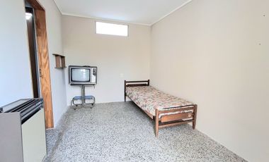 Venta, casa al frente a metros de Av. General Paz.