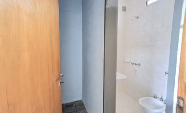 Venta, casa al frente a metros de Av. General Paz.