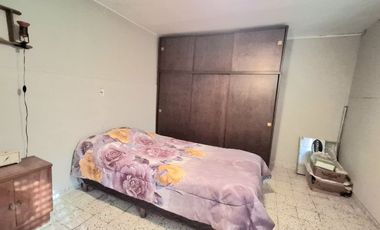 Venta, casa al frente a metros de Av. General Paz.