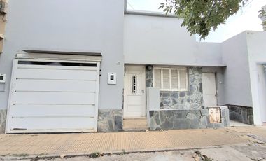 Venta, casa al frente a metros de Av. General Paz.