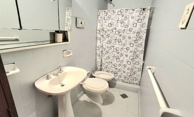 Venta, casa al frente a metros de Av. General Paz.