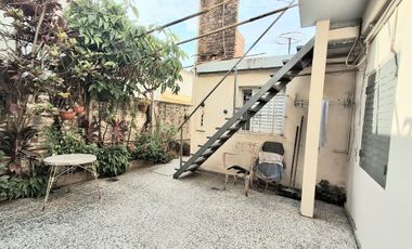 Venta, casa al frente a metros de Av. General Paz.