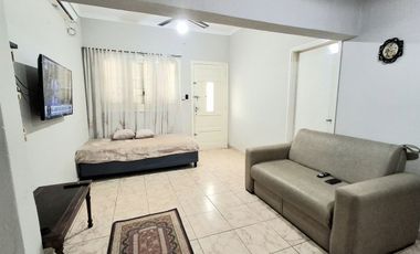 Venta, casa al frente a metros de Av. General Paz.