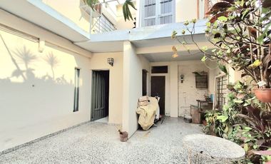 Venta, casa al frente a metros de Av. General Paz.