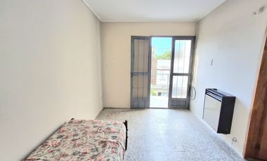 Venta, casa al frente a metros de Av. General Paz.