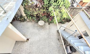 Venta, casa al frente a metros de Av. General Paz.