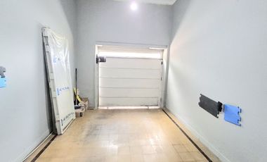 Venta, casa al frente a metros de Av. General Paz.