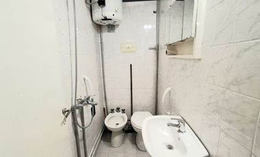 Venta, casa al frente a metros de Av. General Paz.