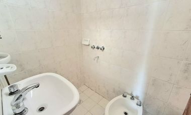 Venta, casa al frente a metros de Av. General Paz.
