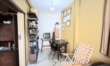Venta, casa al frente a metros de Av. General Paz.