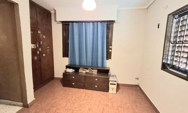 Venta, casa al frente a metros de Av. General Paz.