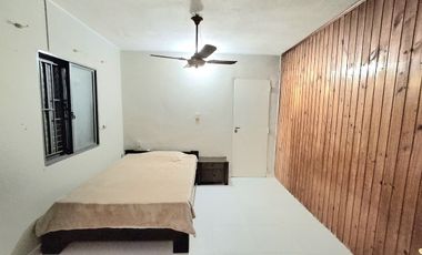 Venta, casa al frente a metros de Av. General Paz.