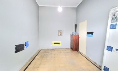 Venta, casa al frente a metros de Av. General Paz.