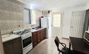 Venta, casa al frente a metros de Av. General Paz.