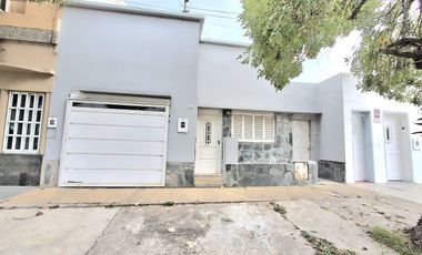 Venta, casa al frente a metros de Av. General Paz.