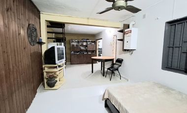 Venta, casa al frente a metros de Av. General Paz.