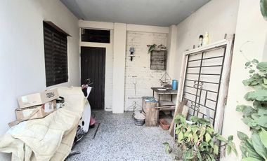 Venta, casa al frente a metros de Av. General Paz.