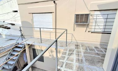 Venta, casa al frente a metros de Av. General Paz.