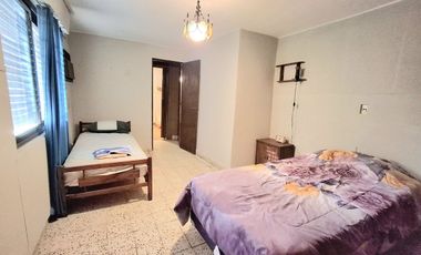 Venta, casa al frente a metros de Av. General Paz.