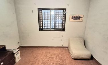 Venta, casa al frente a metros de Av. General Paz.