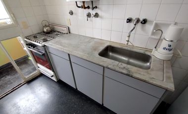 Departamento sin balcon en venta Vicente Lopez 2 ambientes piso alto muy luminoso en buen estado