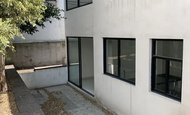 Excelente casa en venta en calle Cda remodelada.