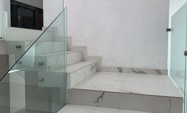 Excelente casa en venta en calle Cda remodelada.