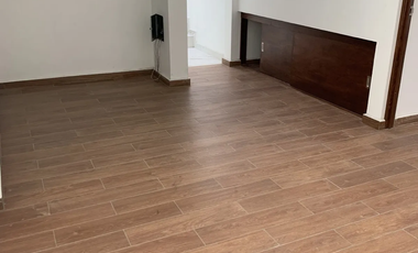 Excelente casa en venta en calle Cda remodelada.