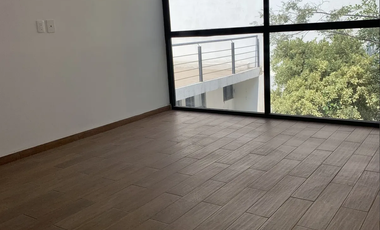 Excelente casa en venta en calle Cda remodelada.