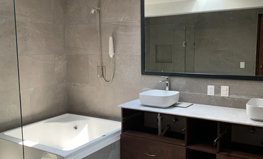 Excelente casa en venta en calle Cda remodelada.