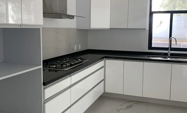 Excelente casa en venta en calle Cda remodelada.