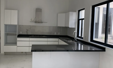 Excelente casa en venta en calle Cda remodelada.