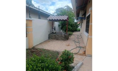 VENTA DE CASA EN DAVID  RESIDENCIAL AQUALINA COMPLETAMENTE CERCADA