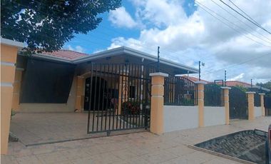 VENTA DE CASA EN DAVID  RESIDENCIAL AQUALINA COMPLETAMENTE CERCADA