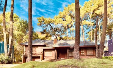 Chalet en venta en Cariló con Pileta 4 dormitorios, Gas natural