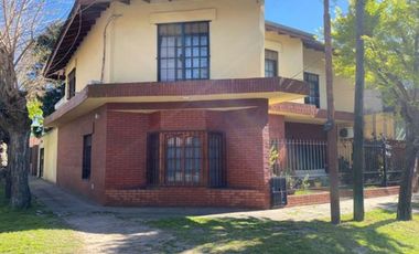 Oportunidad casa de 5 ambientes con cochera