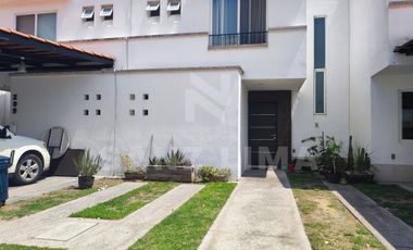 Residencial Puerta de Piedra: Moderna casa en excelentes condiciones.
