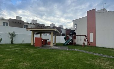 Casa amplia en un entorno seguro y comodo