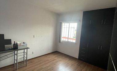 Casa amplia en un entorno seguro y comodo