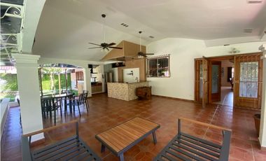 HOWARD / 1305 M2 / 4 HABITACION + SERVICIO / TERRAZA / BOHIO / JARDIN