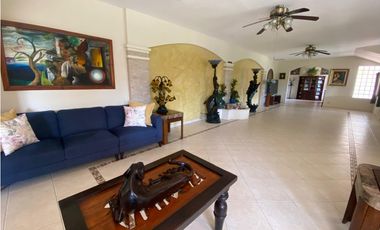 HOWARD / 1305 M2 / 4 HABITACION + SERVICIO / TERRAZA / BOHIO / JARDIN