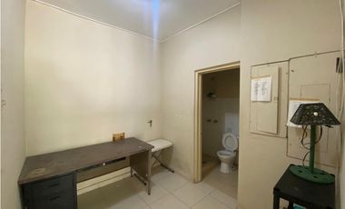 HOWARD / 1305 M2 / 4 HABITACION + SERVICIO / TERRAZA / BOHIO / JARDIN