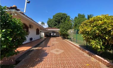 HOWARD / 1305 M2 / 4 HABITACION + SERVICIO / TERRAZA / BOHIO / JARDIN