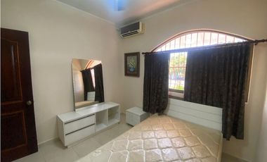 HOWARD / 1305 M2 / 4 HABITACION + SERVICIO / TERRAZA / BOHIO / JARDIN