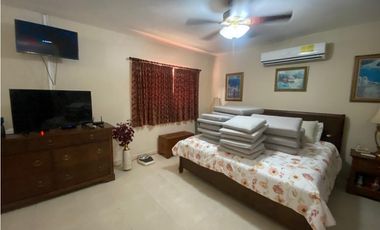 HOWARD / 1305 M2 / 4 HABITACION + SERVICIO / TERRAZA / BOHIO / JARDIN