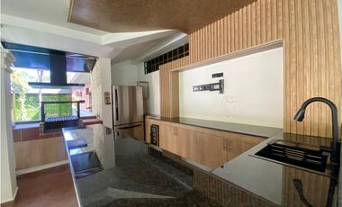 HOWARD / 1305 M2 / 4 HABITACION + SERVICIO / TERRAZA / BOHIO / JARDIN