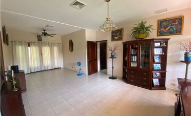 HOWARD / 1305 M2 / 4 HABITACION + SERVICIO / TERRAZA / BOHIO / JARDIN