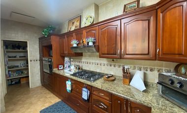 HOWARD / 1305 M2 / 4 HABITACION + SERVICIO / TERRAZA / BOHIO / JARDIN